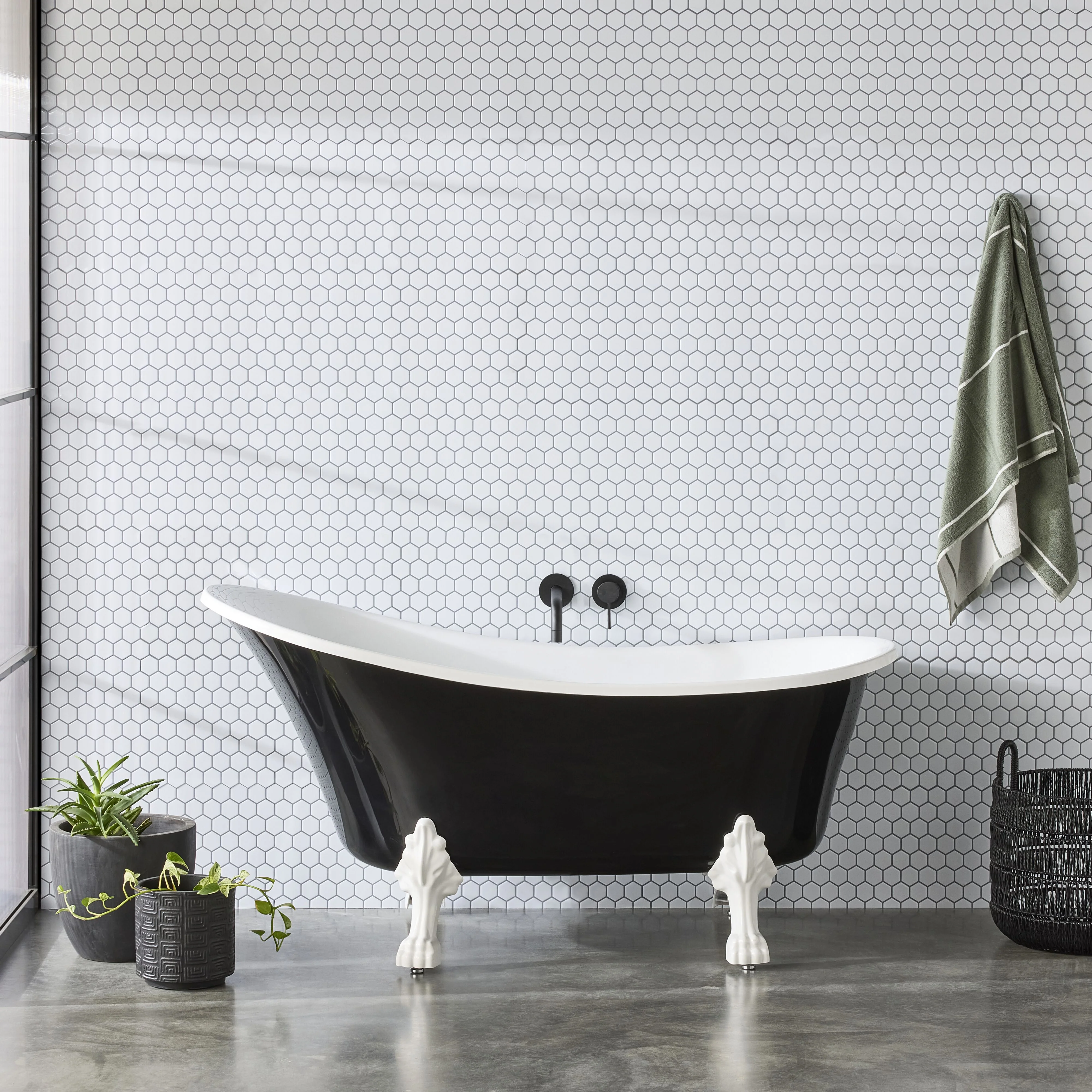Alto Black Bath 1520mm with White Feet Package - Image 8