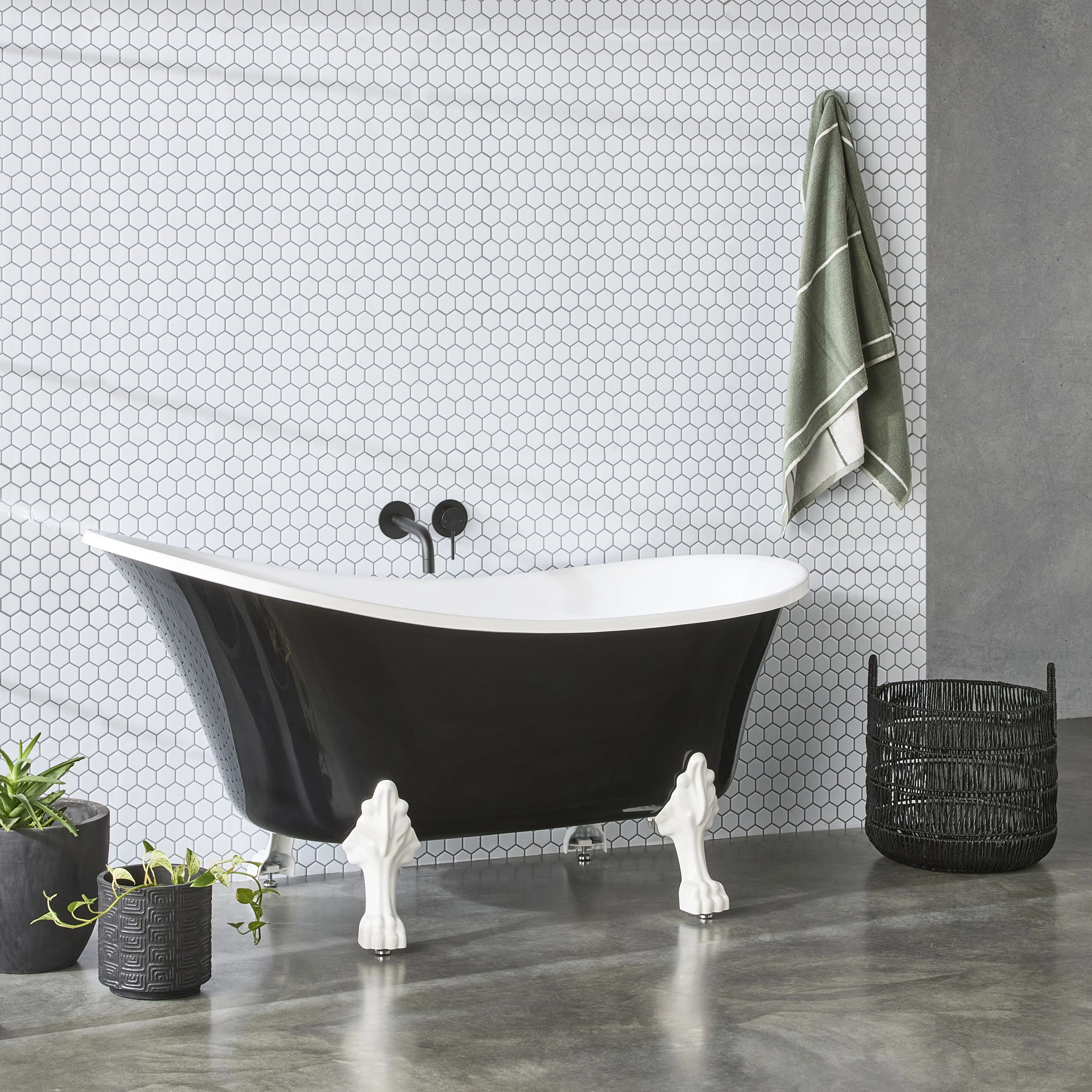 Alto Black Bath 1520mm with White Feet Package - Image 9