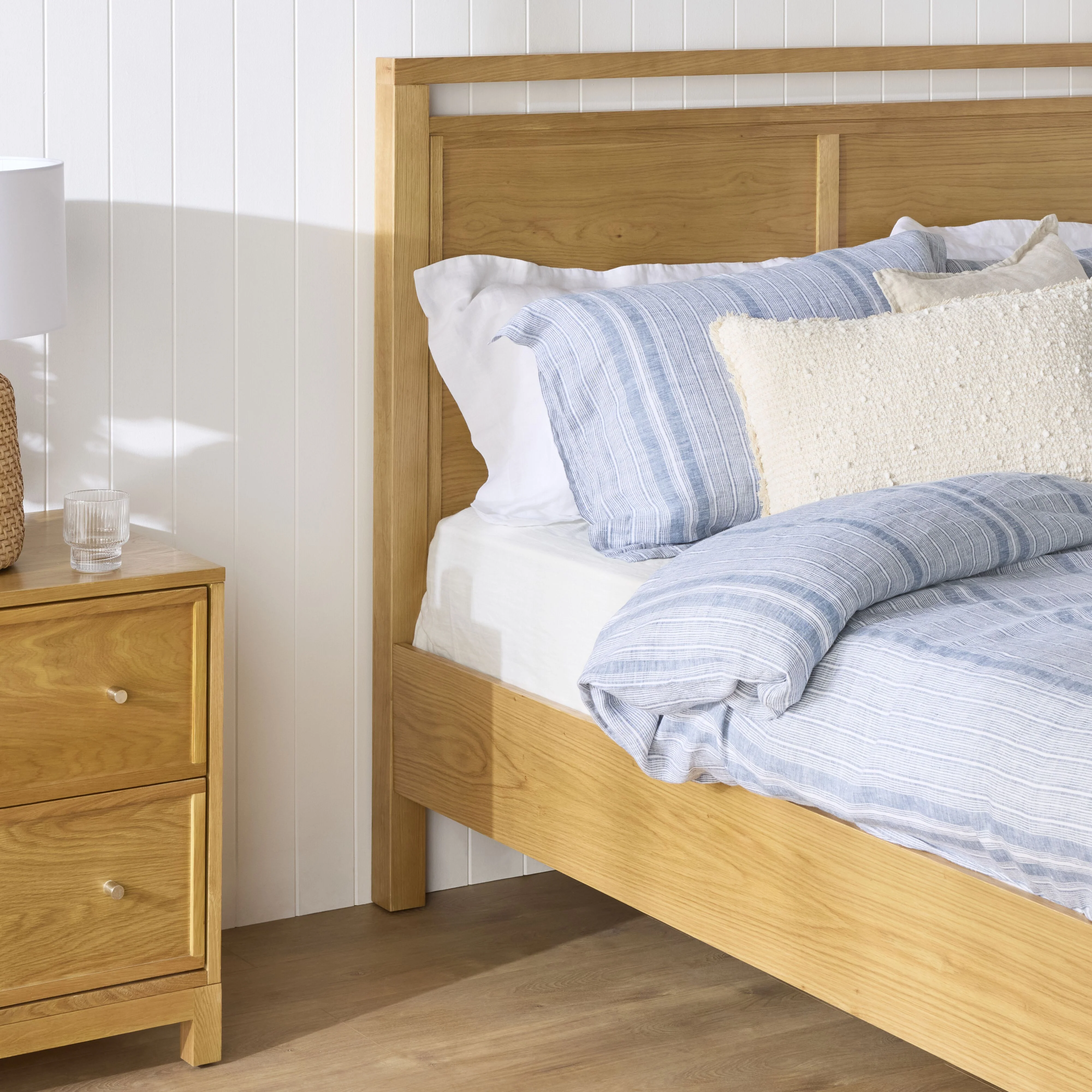 Avalon Queen Bed Light Oak - Image 10