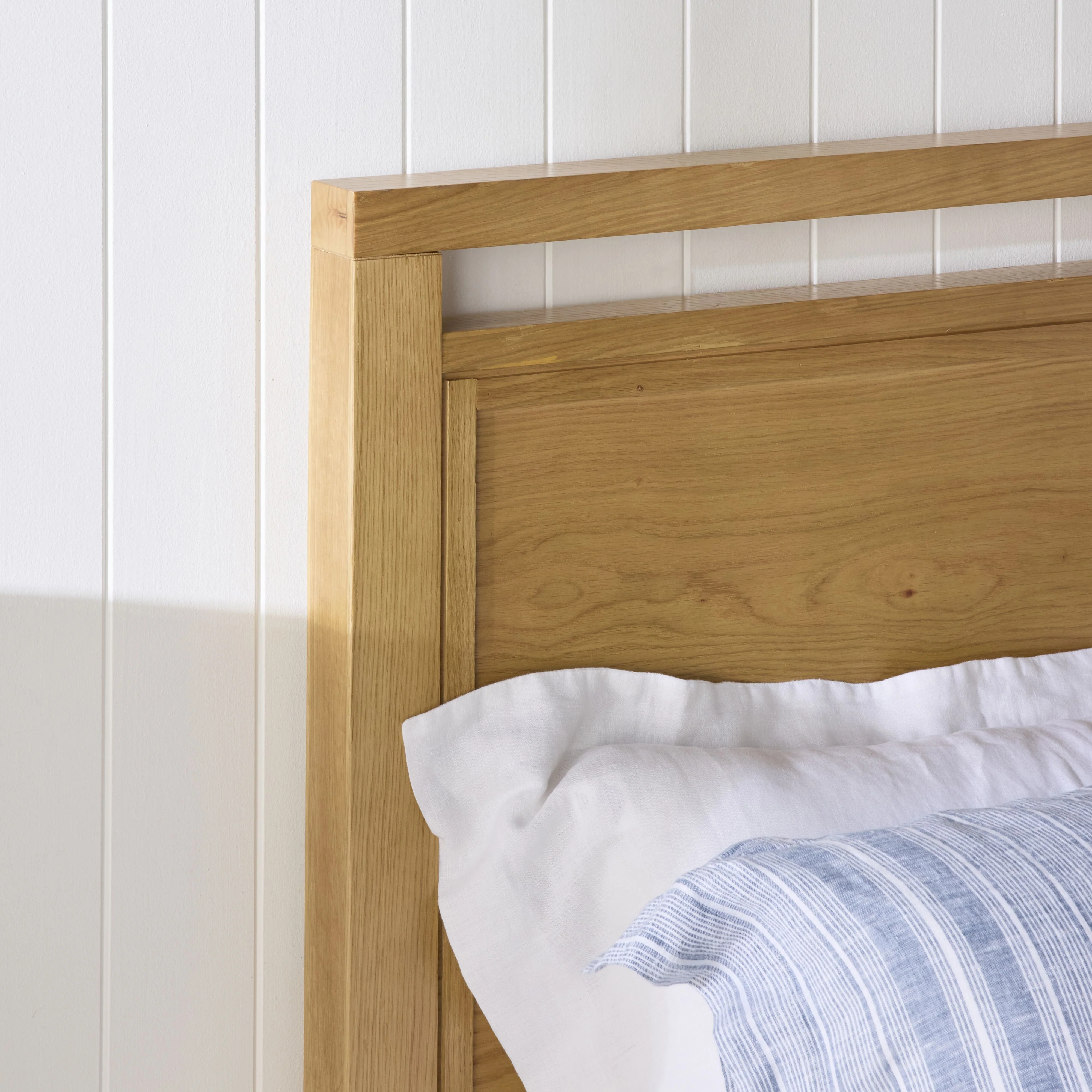 Avalon Queen Bed Light Oak - Image 11