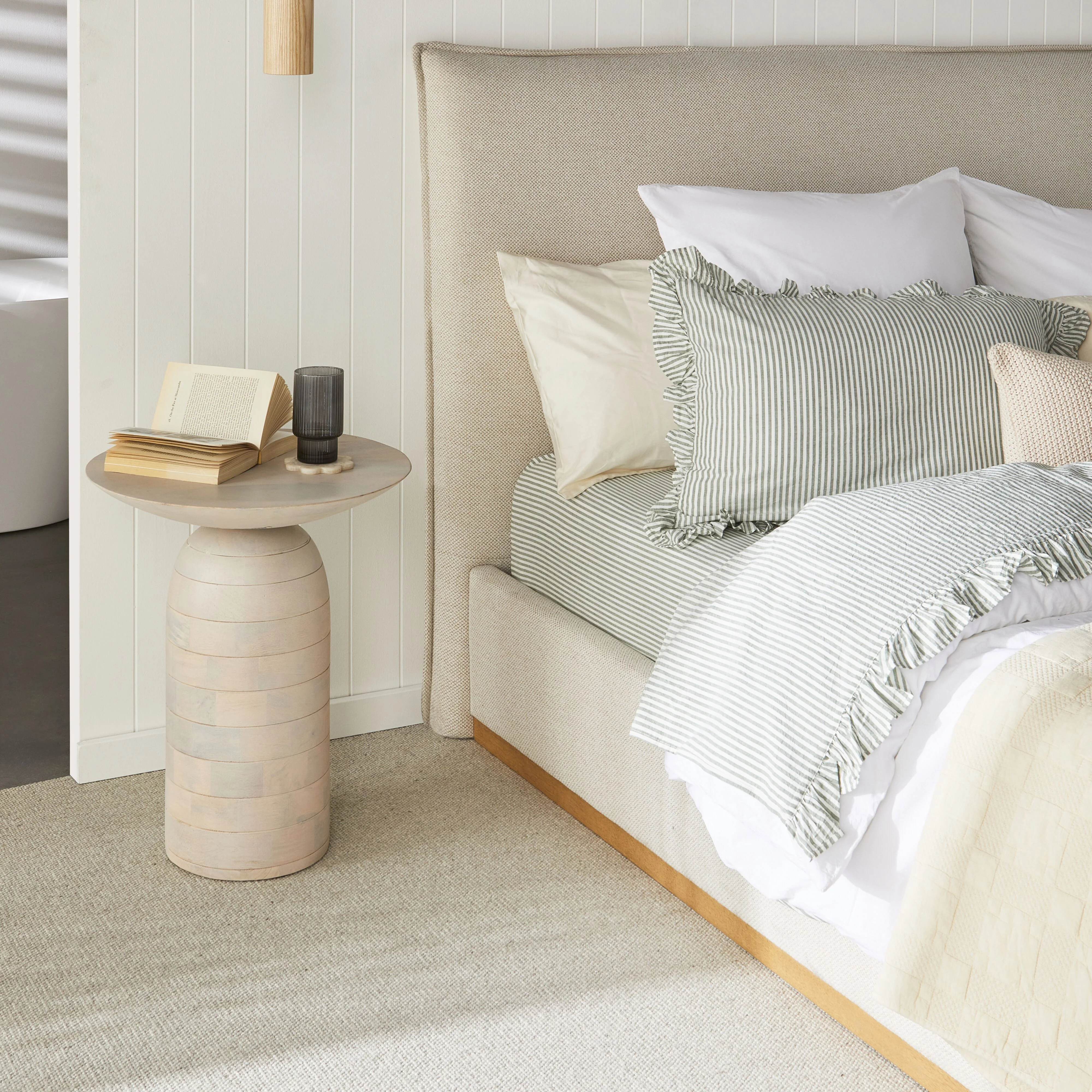 Avalonia Bed Queen - Image 10