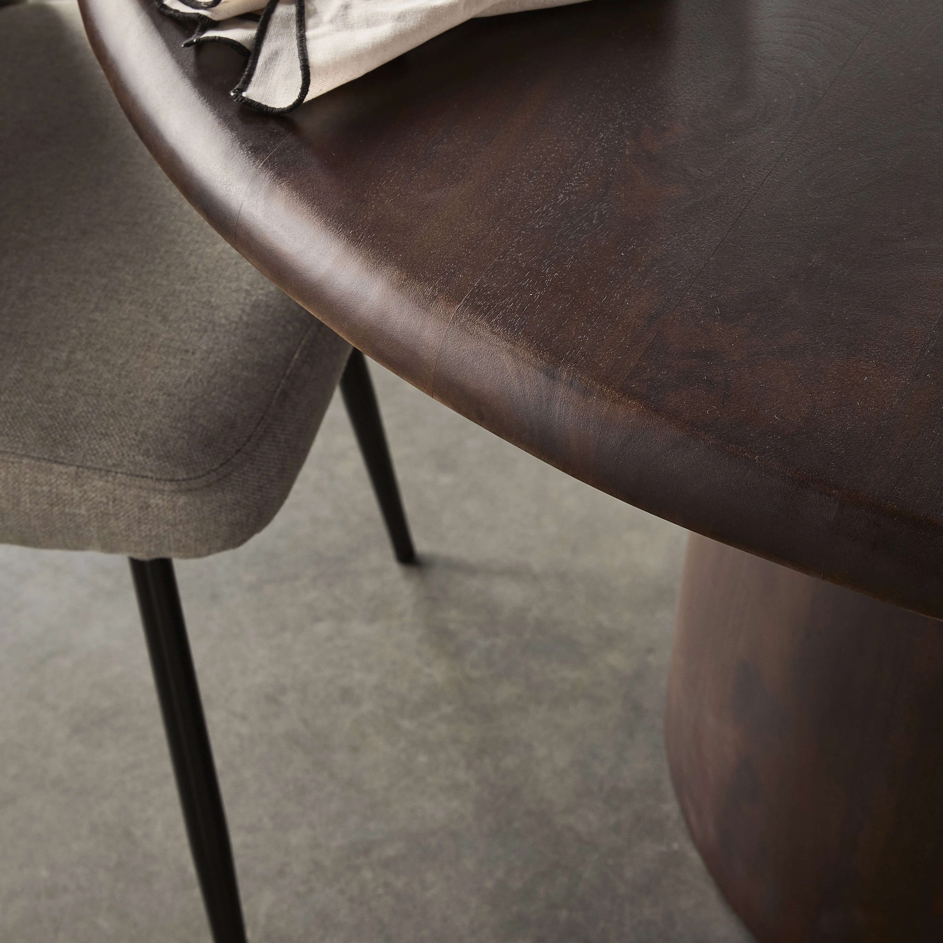 Dempsey Dining Table Round 140cm - Image 6