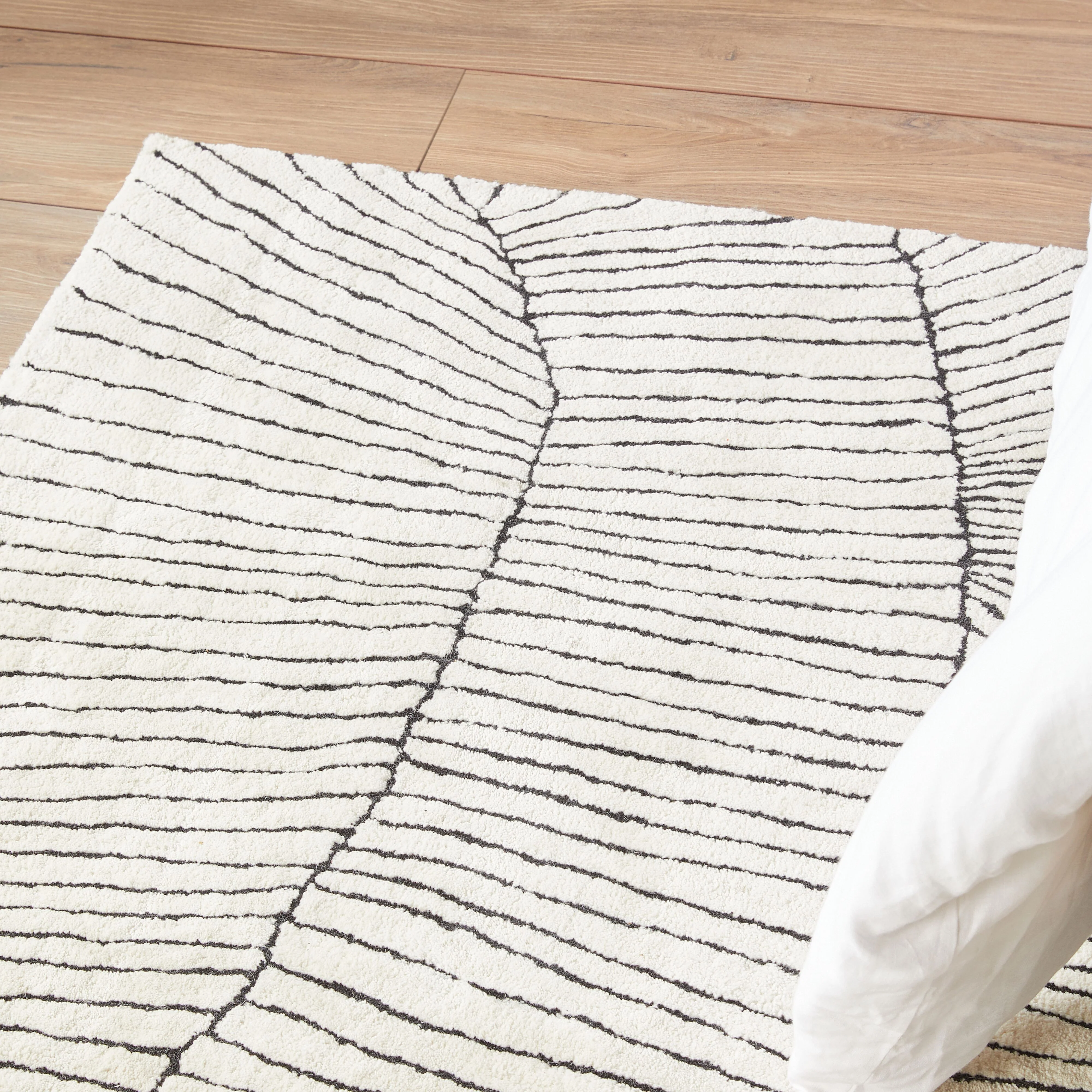 Geo Wave Hand-Tufted Black & White Rug 400x300cm - Image 4