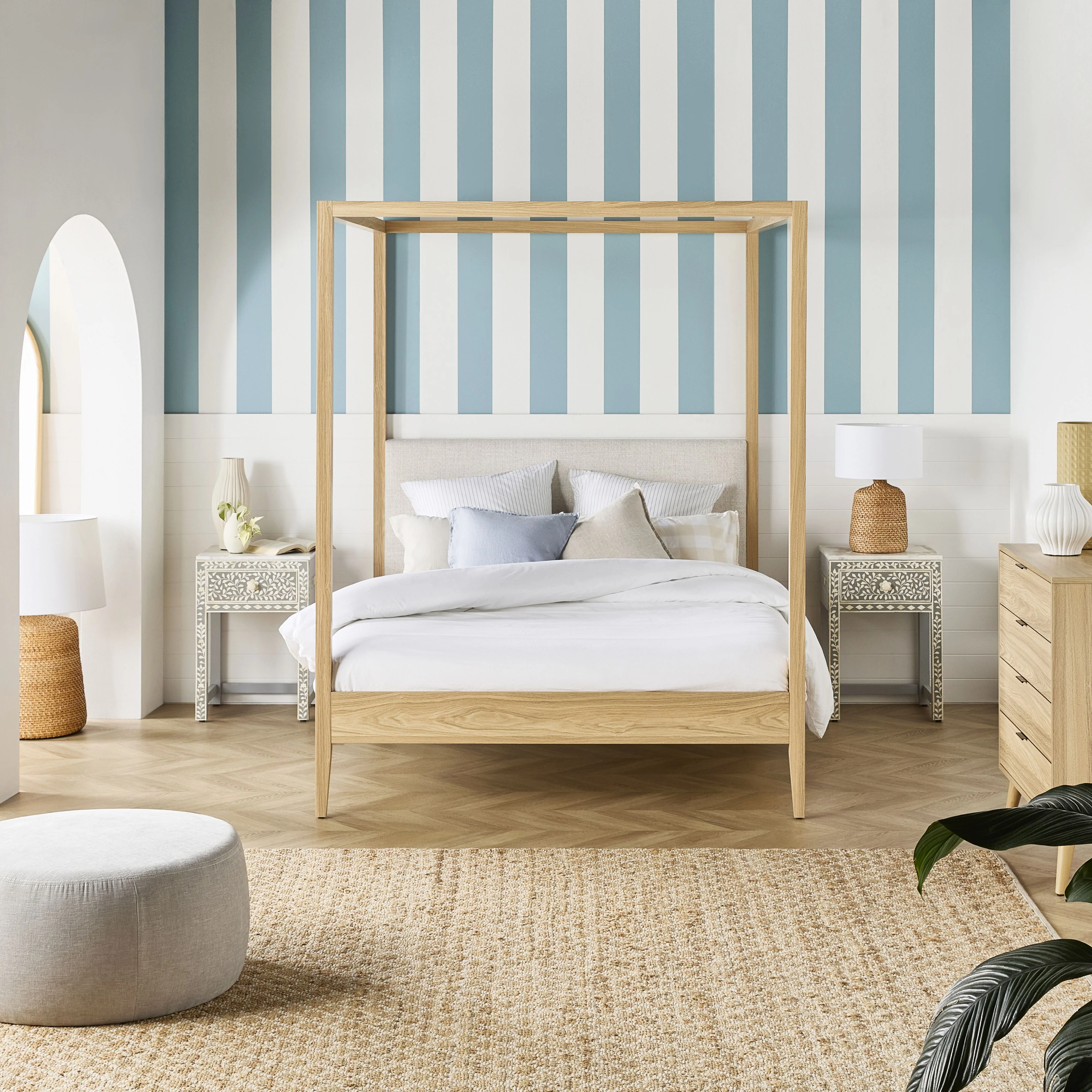 Kenzy 4 Poster Queen Bed - Image 11