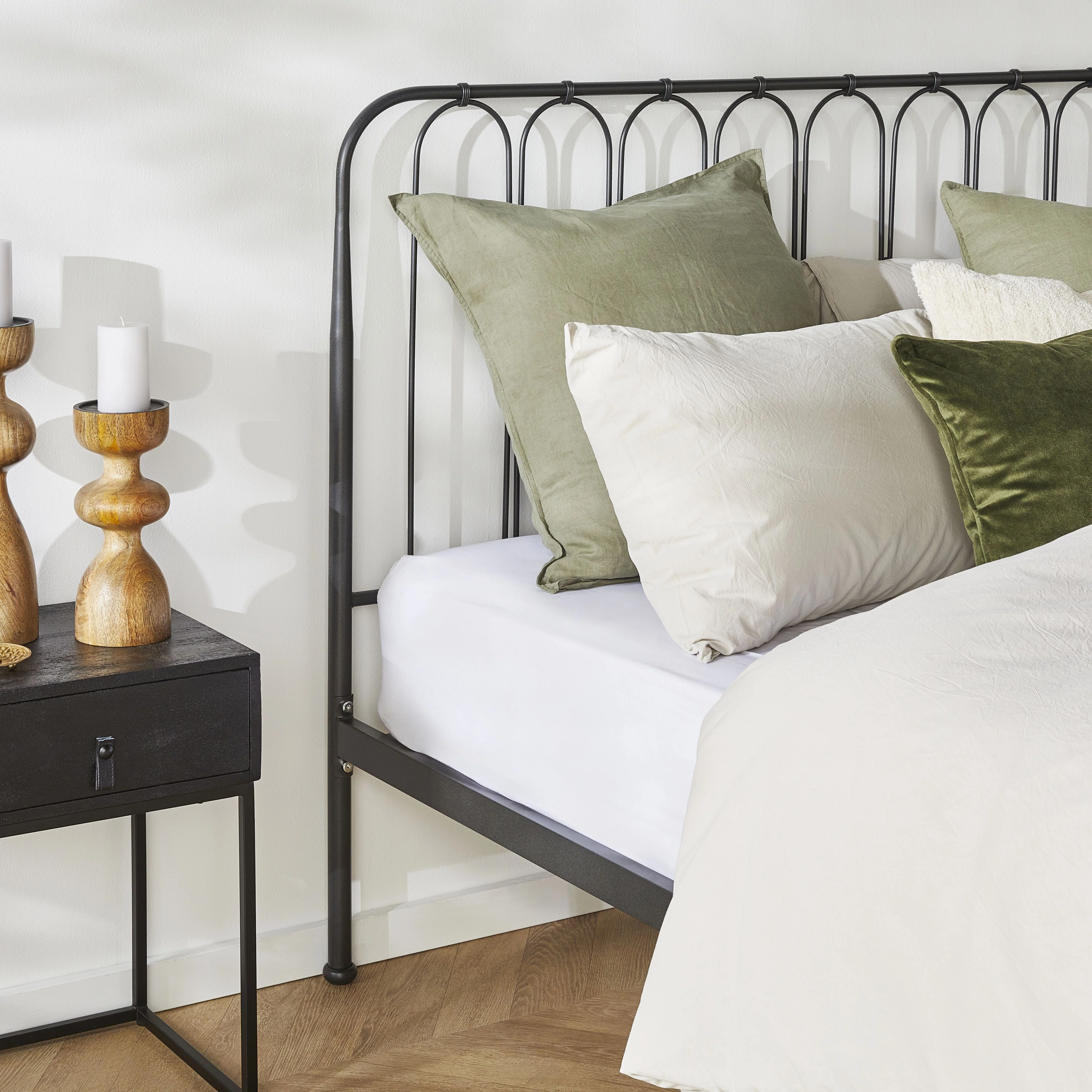 Lottie Queen Bed - Image 9