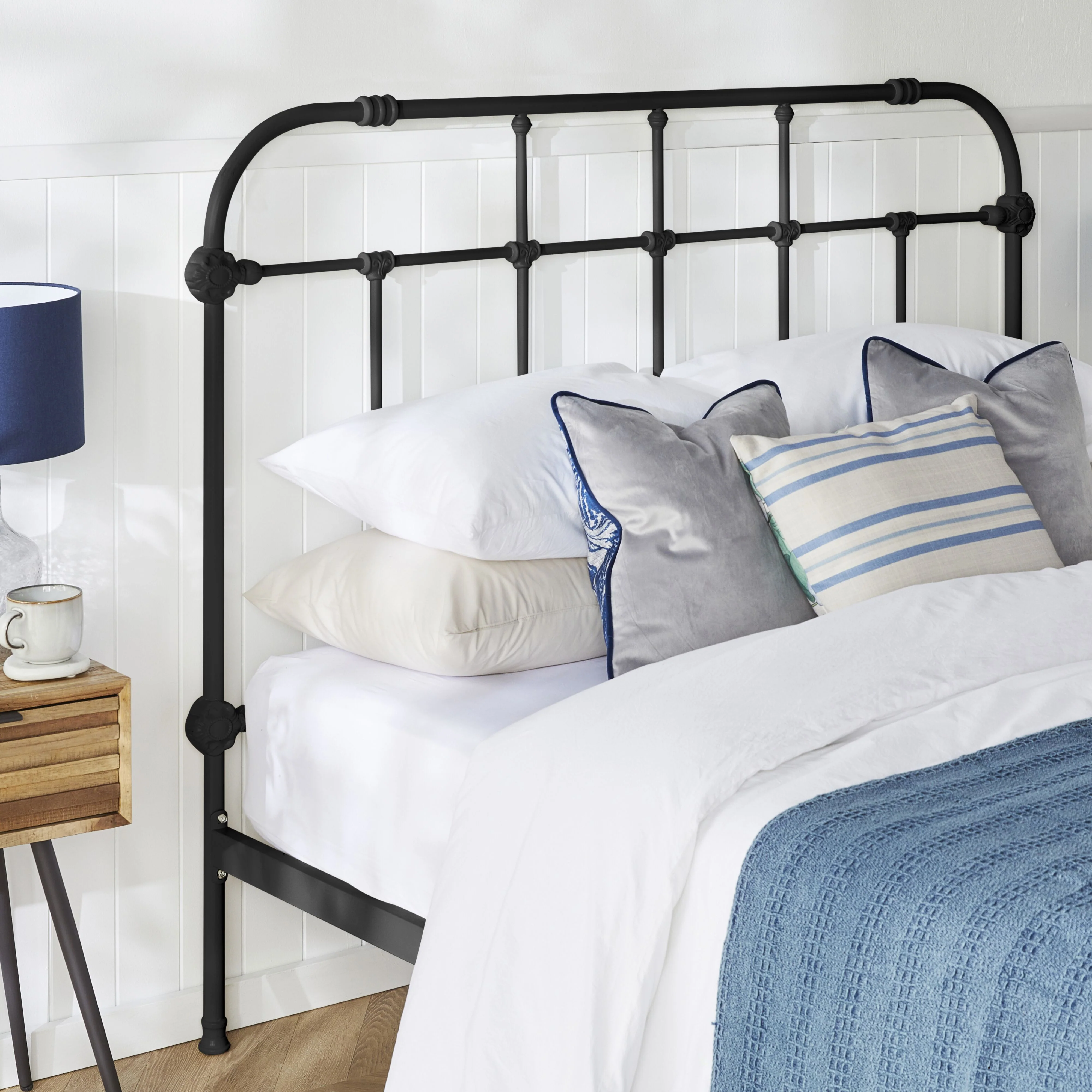 Manor Queen Bed Black - Image 18