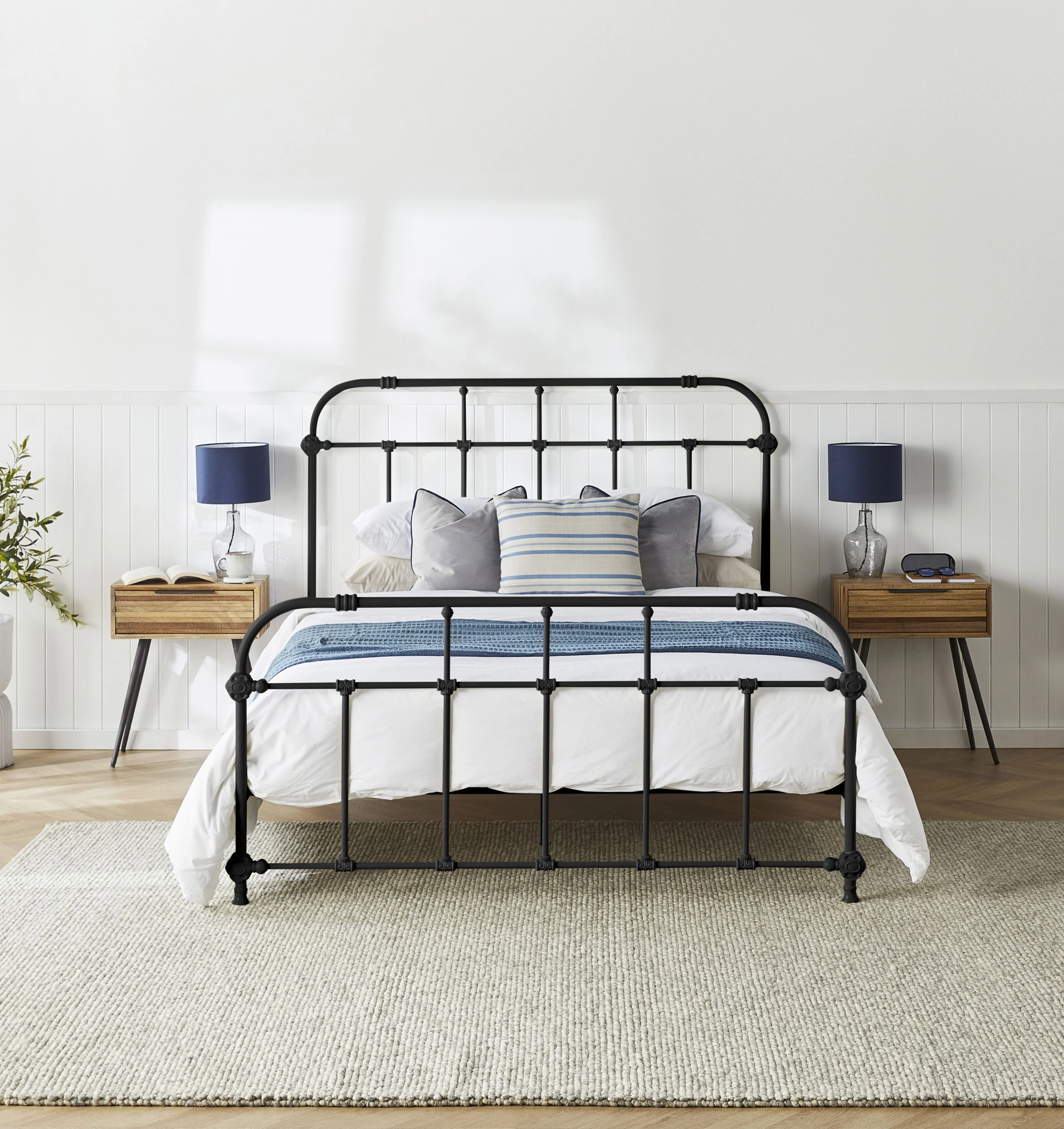 Manor Queen Bed Black - Image 8