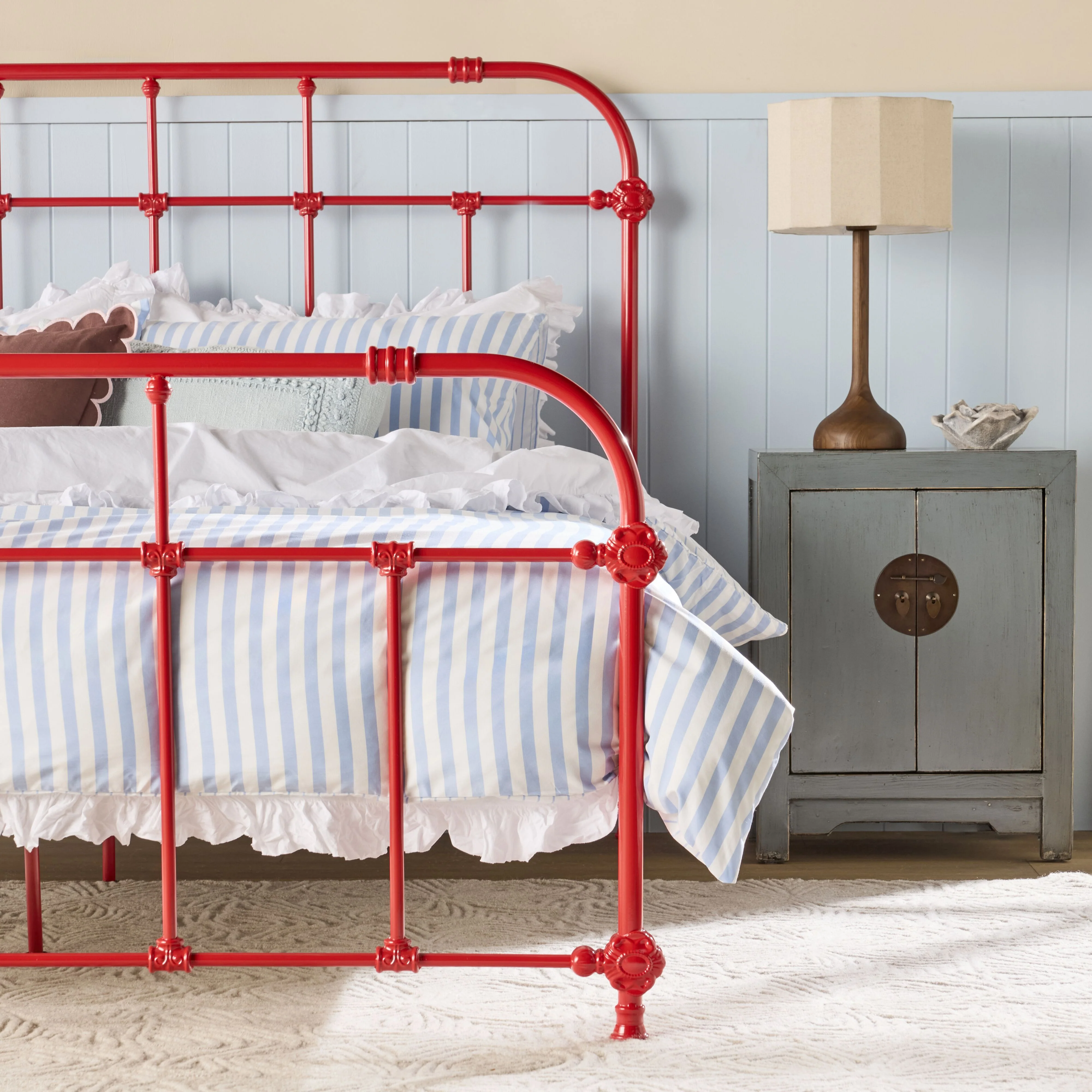 Manor Queen Bed Cherry - Image 10