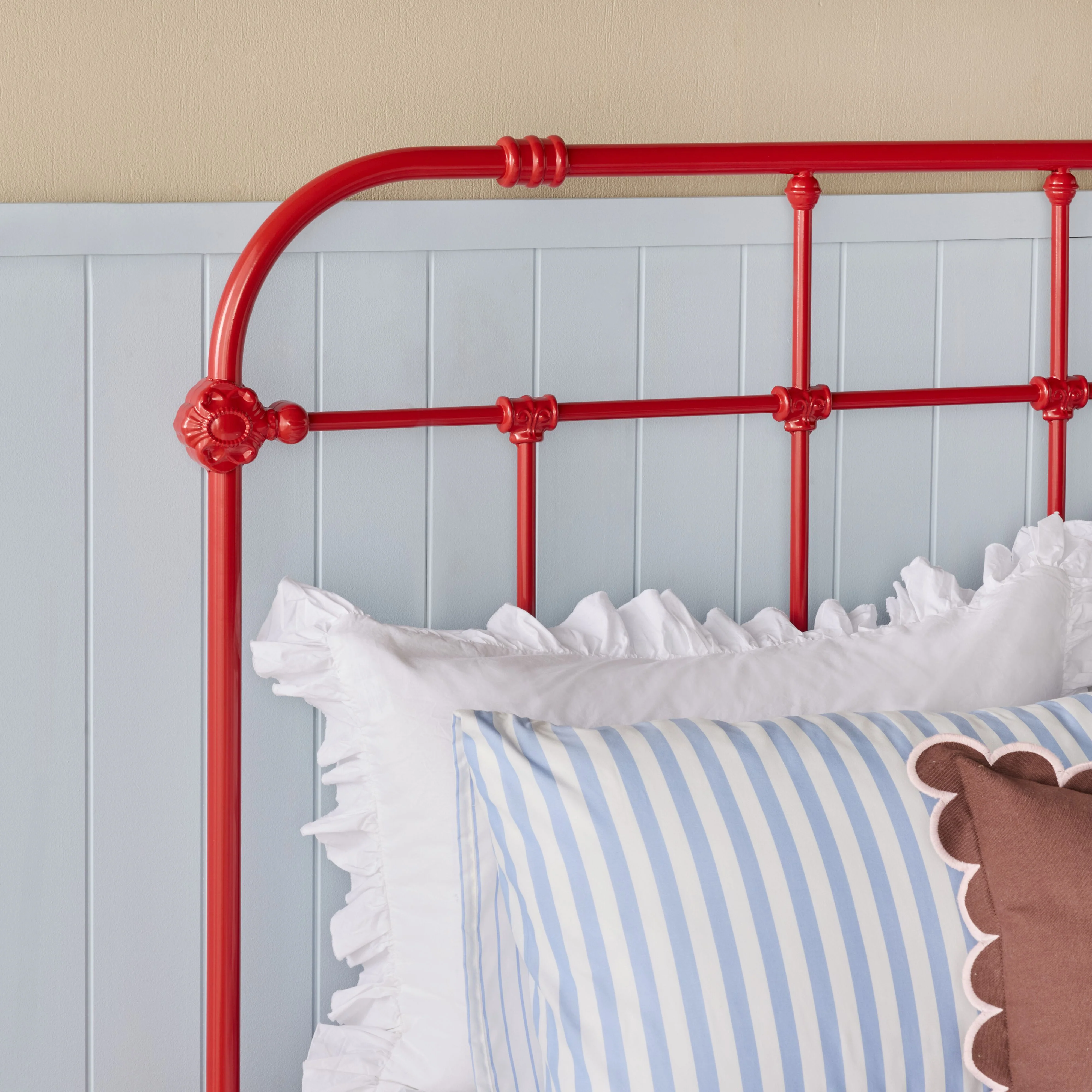 Manor Queen Bed Cherry - Image 11