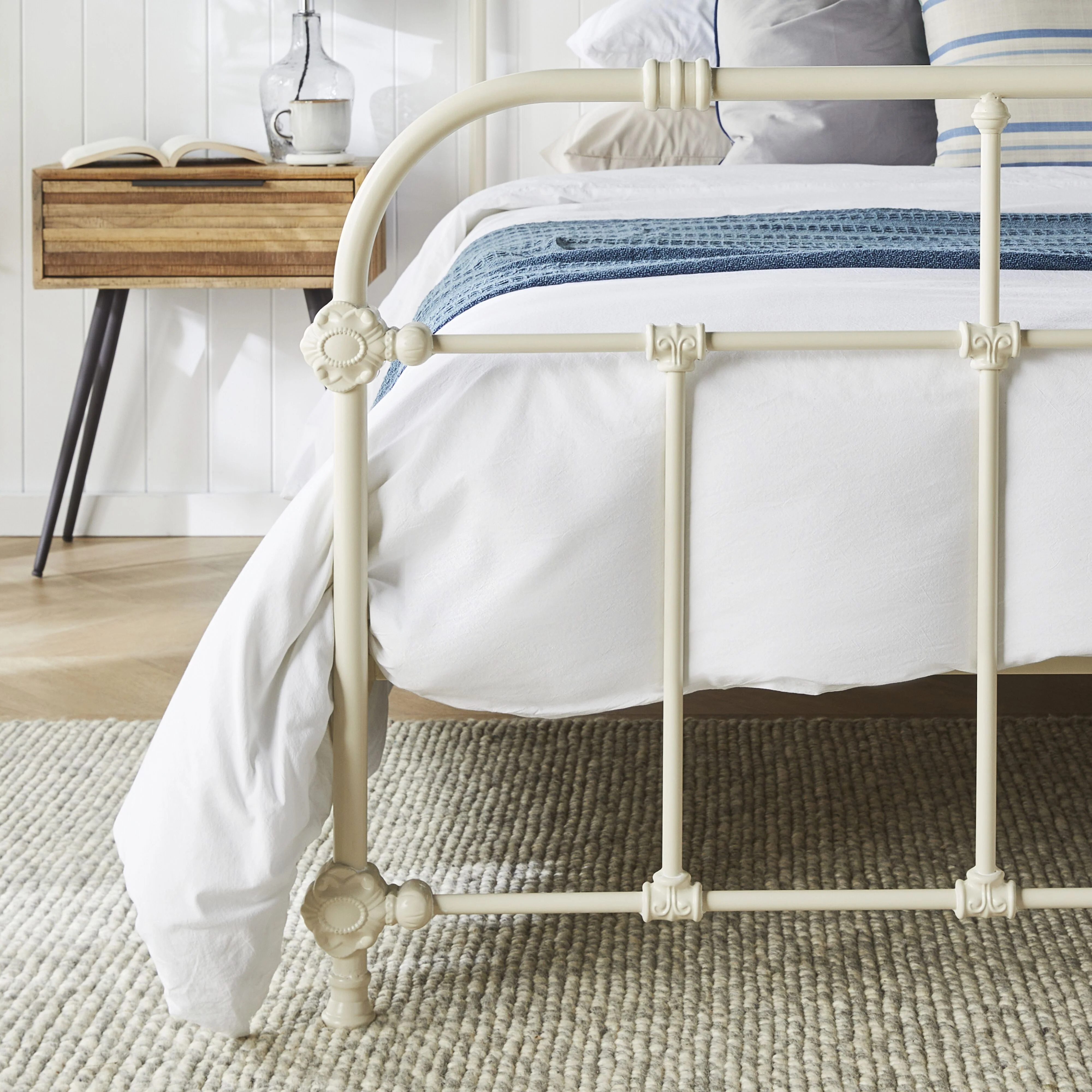 Manor Queen Bed White - Image 9