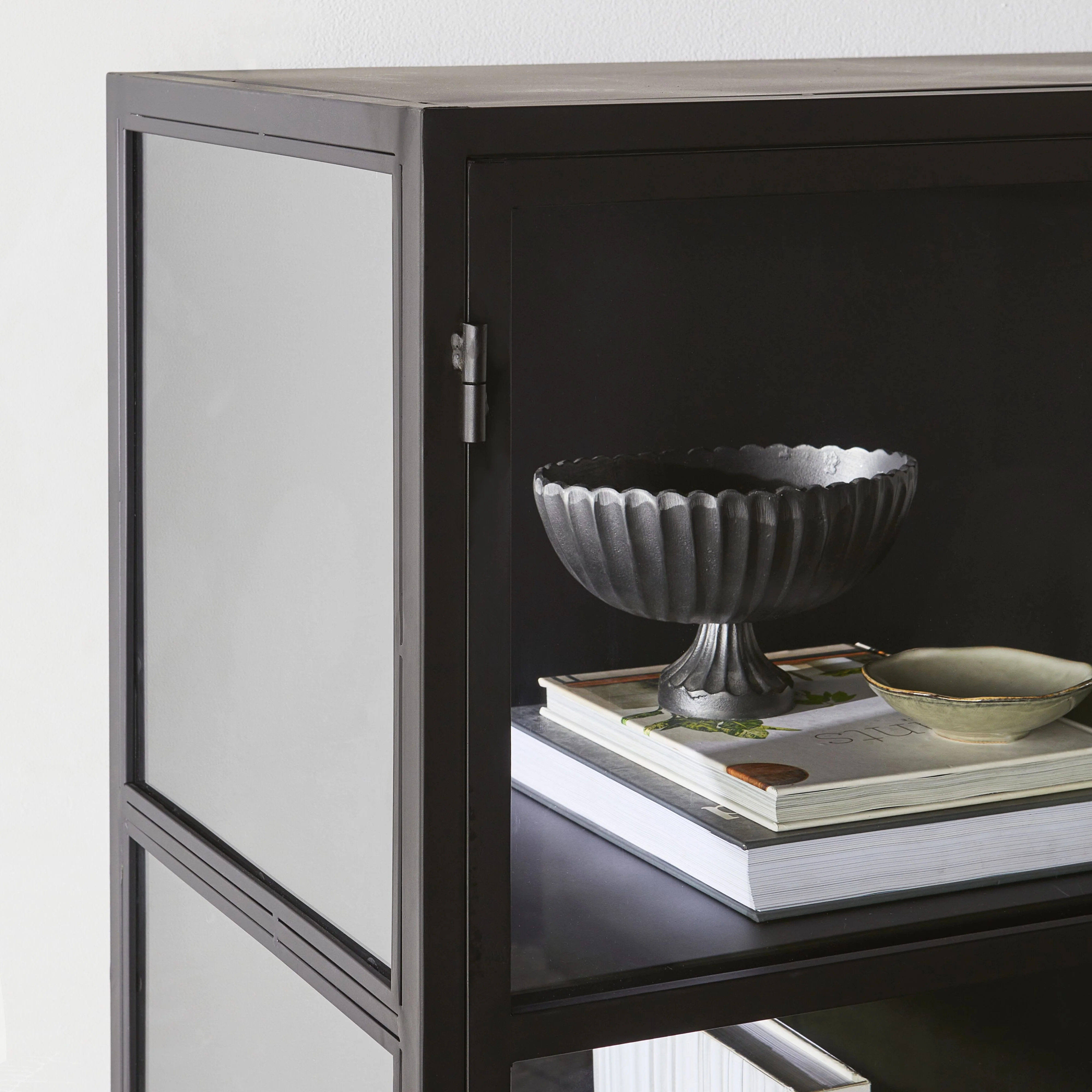 Nero 6 Door Display Cabinet 135 x 40 x 160cm Black - Image 11