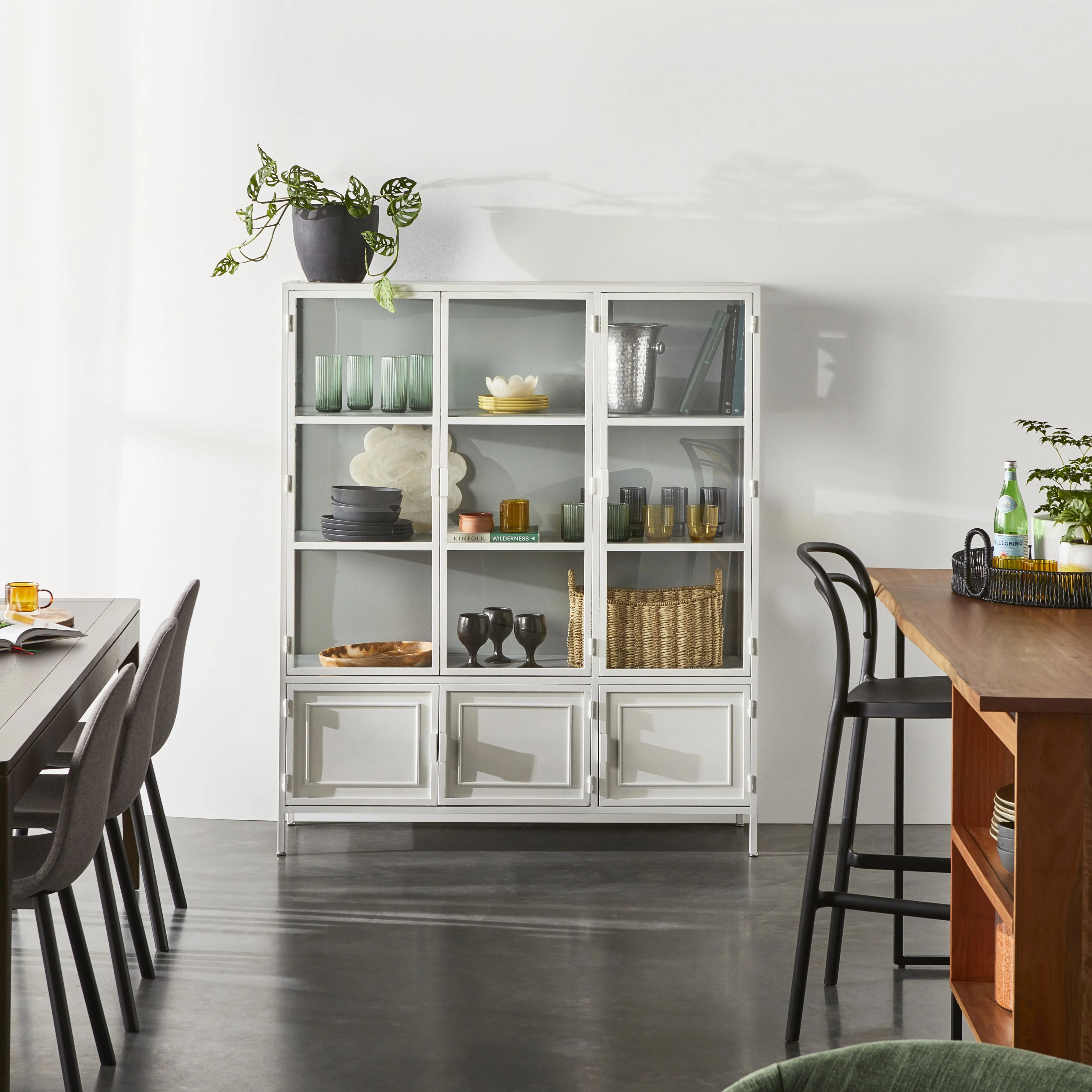 Nero 6 Door Display Cabinet 135 x 40 x 160cm White & Grey - Image 9