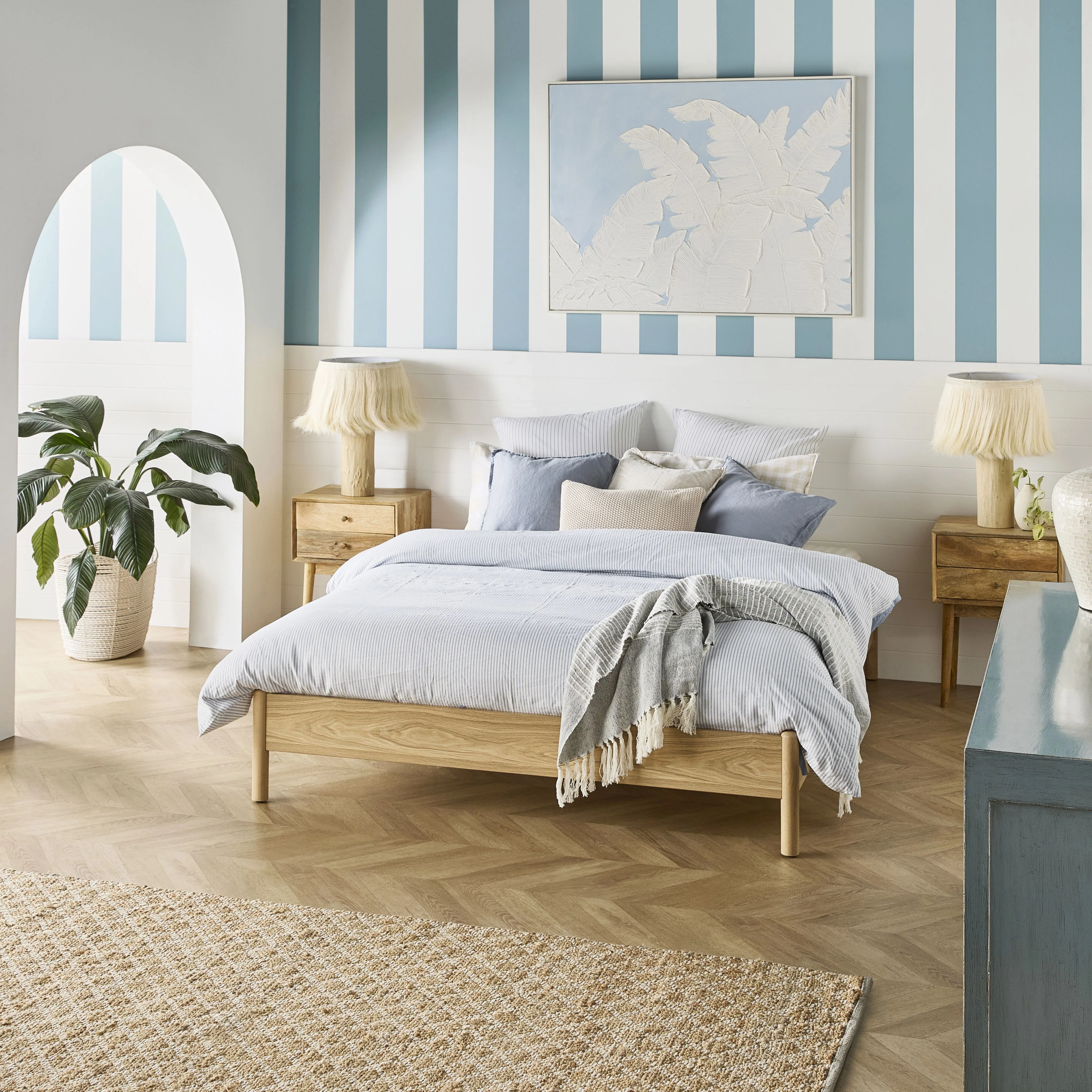 Saige Queen Bed Base - Image 8