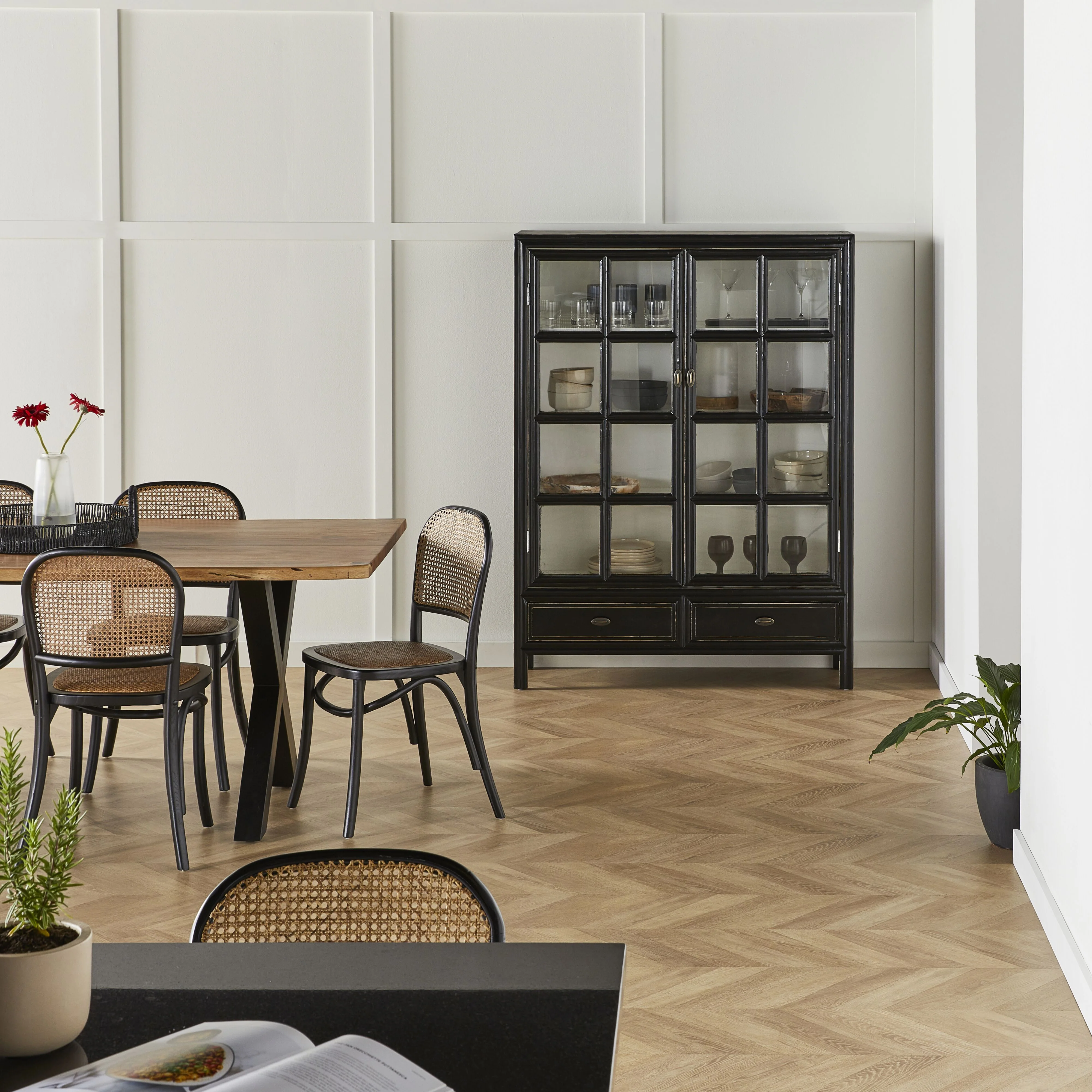 Sansha 2 Door & 2 Drawer Display Cabinet Black & White - Image 8