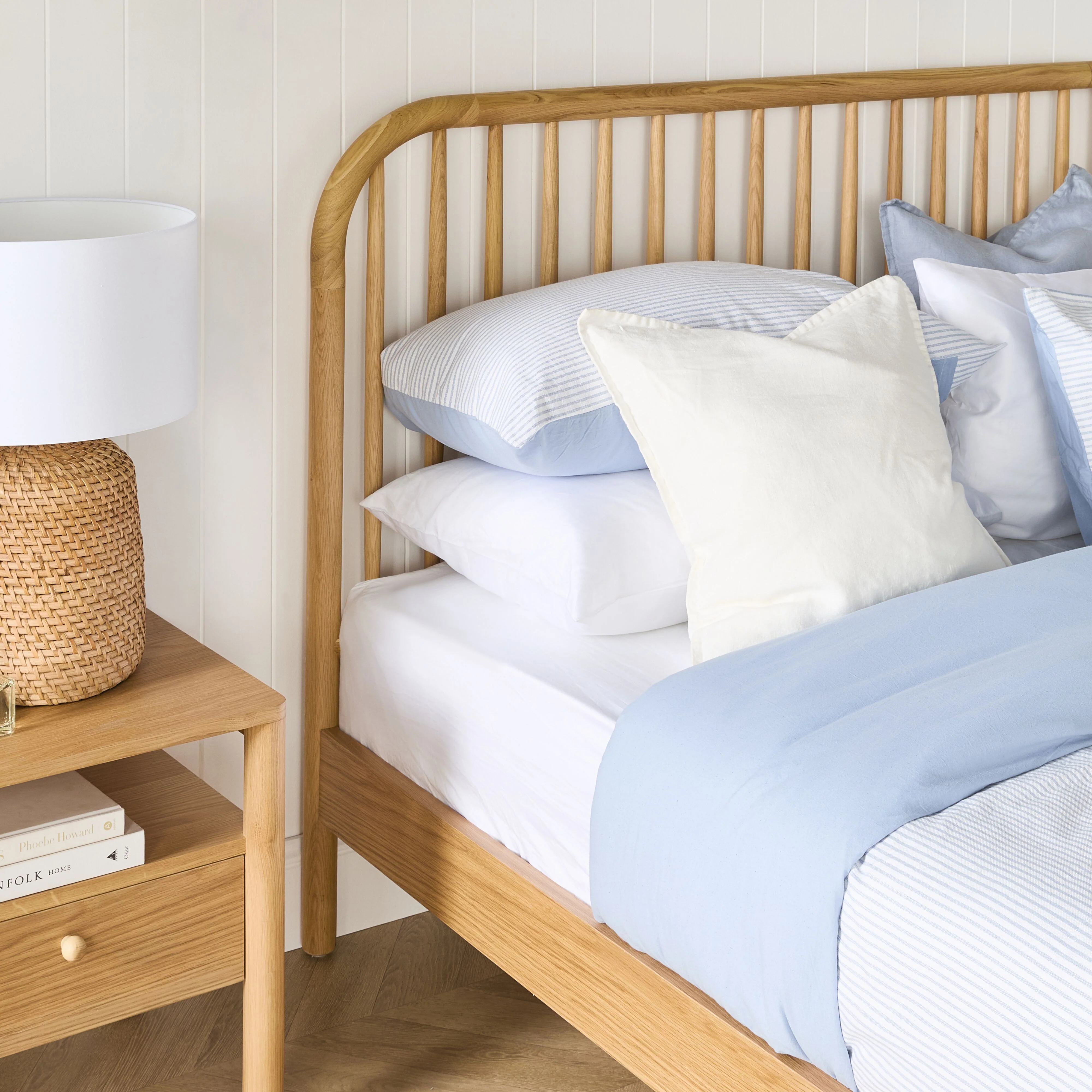 Spintara Queen Bed Light Oak - Image 9